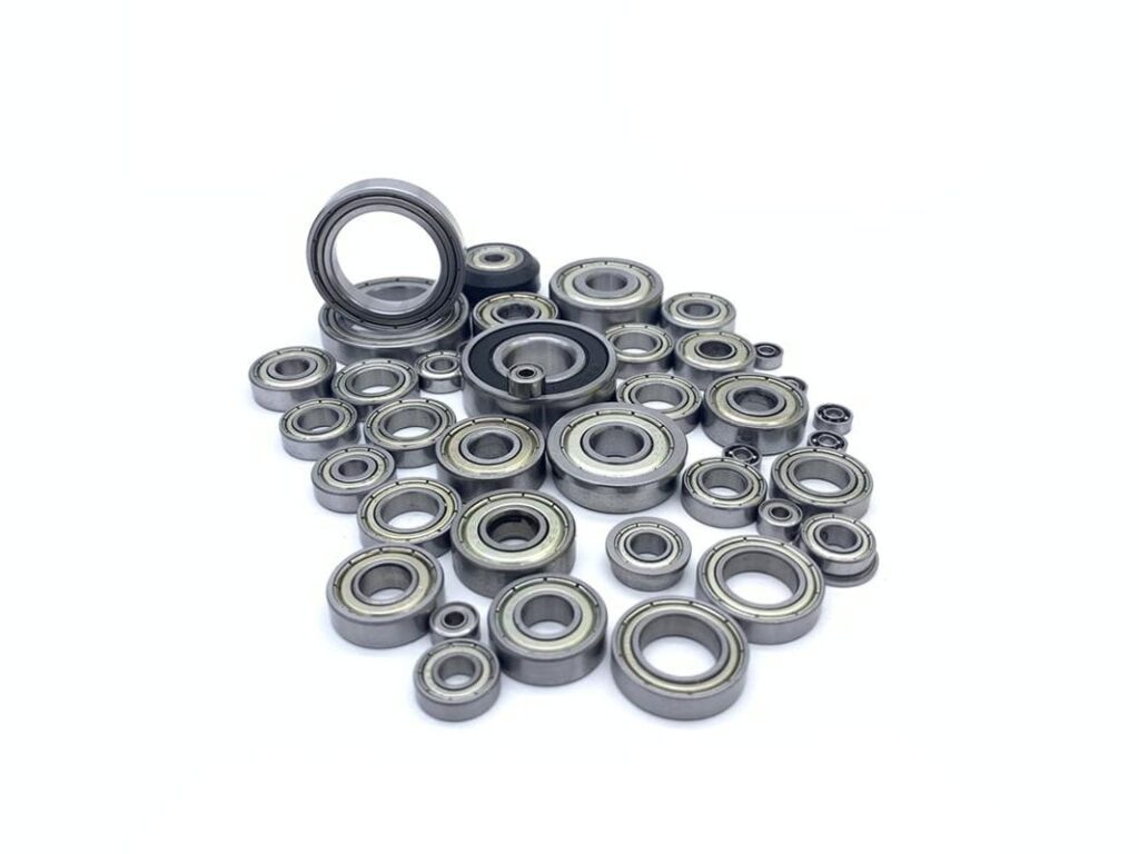 Bảng tra kích thước vòng bi: Nhiều vòng bi cầu đủ cỡ từ nhỏ đến lớn trải trên mặt trắng