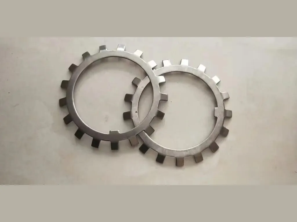 Đai ốc khóa KM và vòng đệm MB: Hai vòng đệm khóa có các tai gập để hãm đai ốc vòng bi