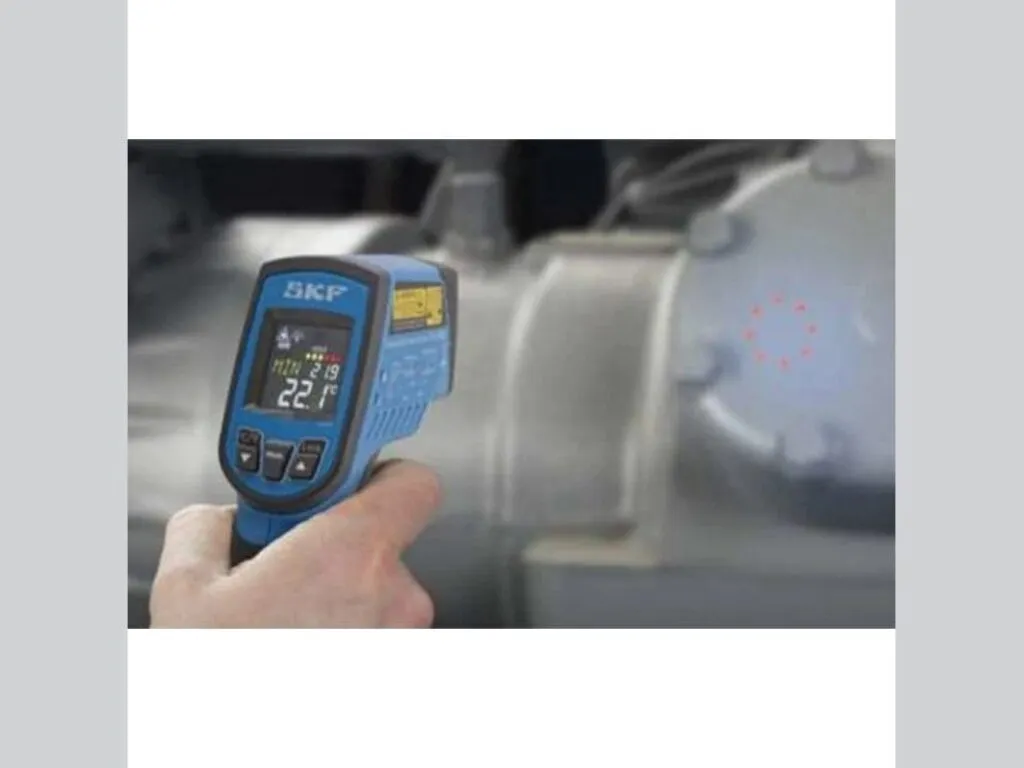Dụng cụ đo nhiệt độ, độ rung, độ ồn máy: Tay cầm súng đo nhiệt SKF hướng vào thân máy để đo nhiệt