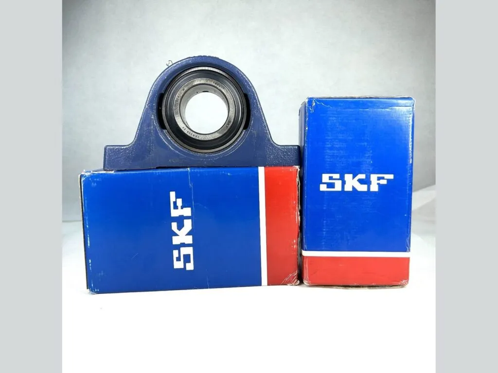 Gối đỡ UCP: Gối đỡ UCP xanh đậm sau hai hộp SKF xanh đỏ