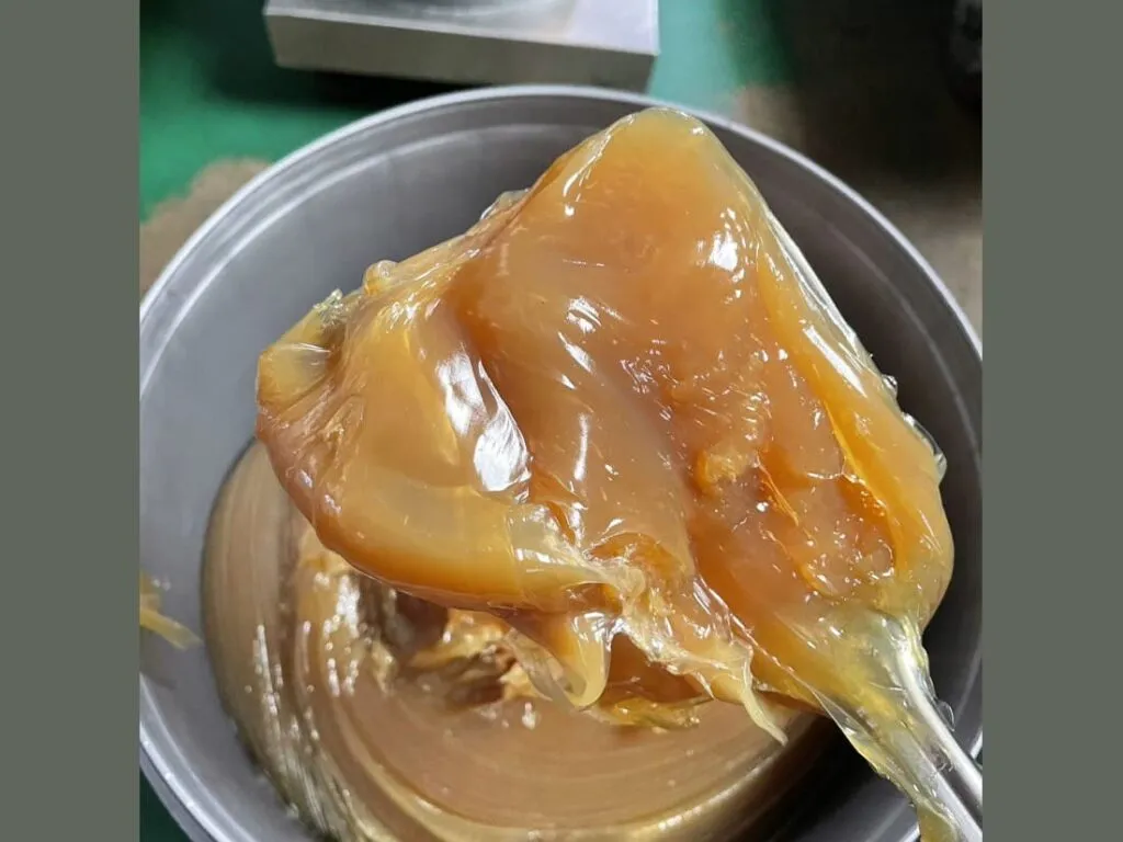 Mỡ SKF LGEP 2: Mỡ màu hổ phách vớt lên từ thùng kim loại