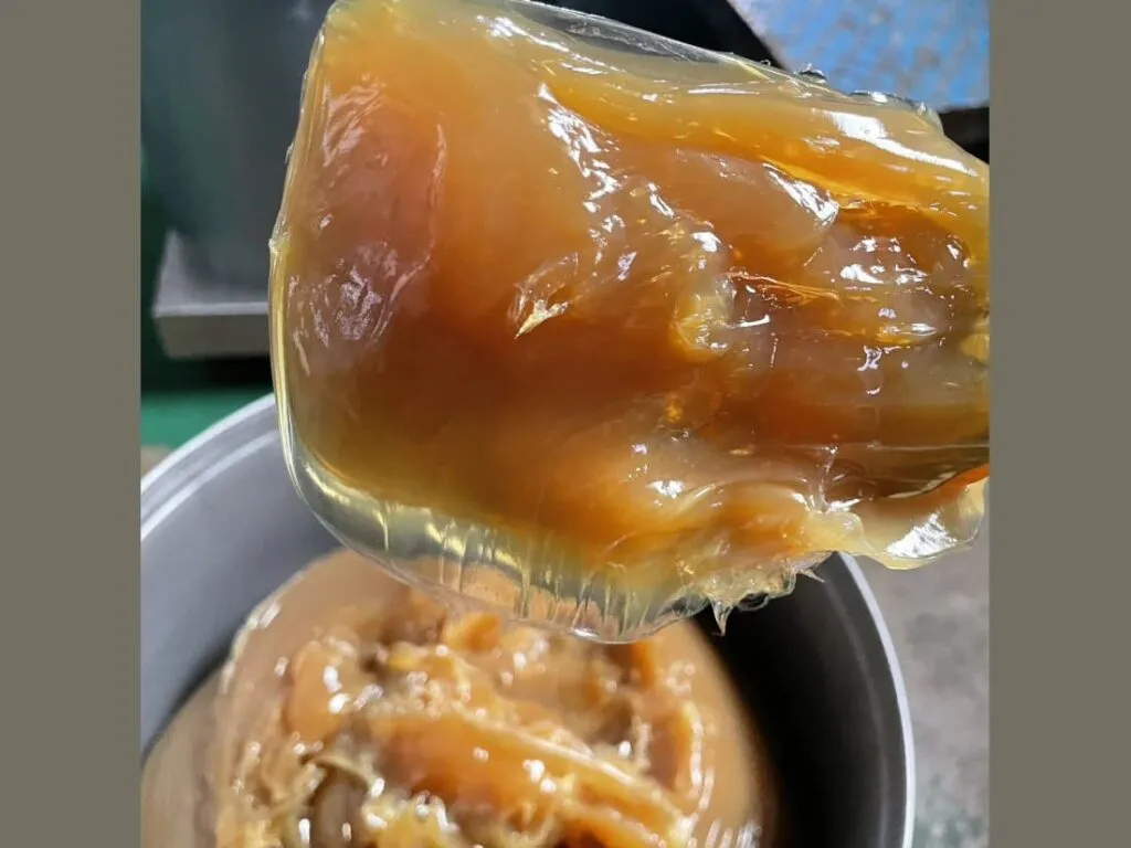 Mỡ SKF LGEP 2: Mỡ vàng trong kéo thành mảng, thùng mỡ phía dưới