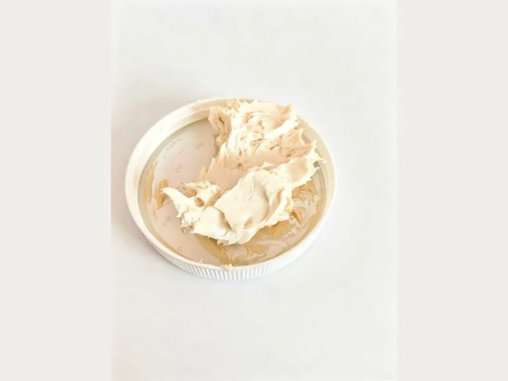 Mỡ SKF LGHB 2: Mỡ màu kem phết trong nắp hộp trắng