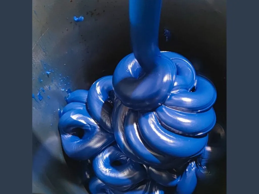 Mỡ SKF LGHP 2: Mỡ xanh dương đùn thành vòng cuộn trong thùng sắt