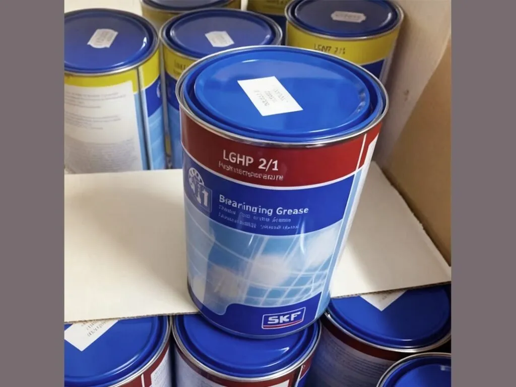 Mỡ SKF LGHP 2: Hộp mỡ SKF LGHP 2/1 đặt trong thùng, nhãn đỏ xanh nhìn gần