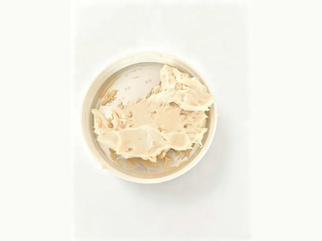 Mỡ SKF LGHP 2: Mỡ màu kem trong hộp tròn, nhìn từ trên xuống