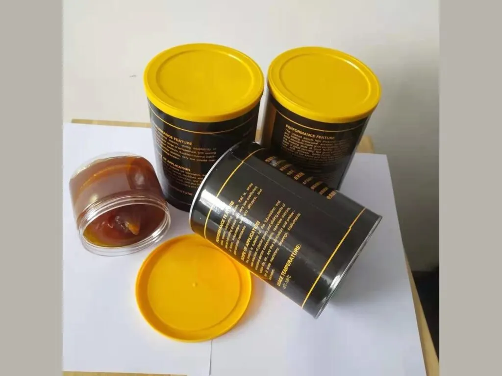 Mỡ SKF LGLT 2: Lon mỡ nắp vàng, mỡ trong hũ nhựa bên cạnh