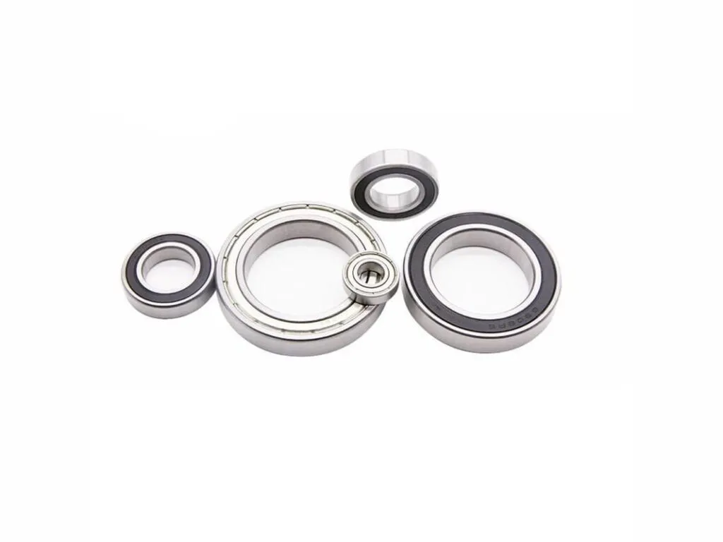 Vòng bi 6200: Bốn vòng bi nhiều cỡ nắp cao su và nắp thép xếp cạnh nhau