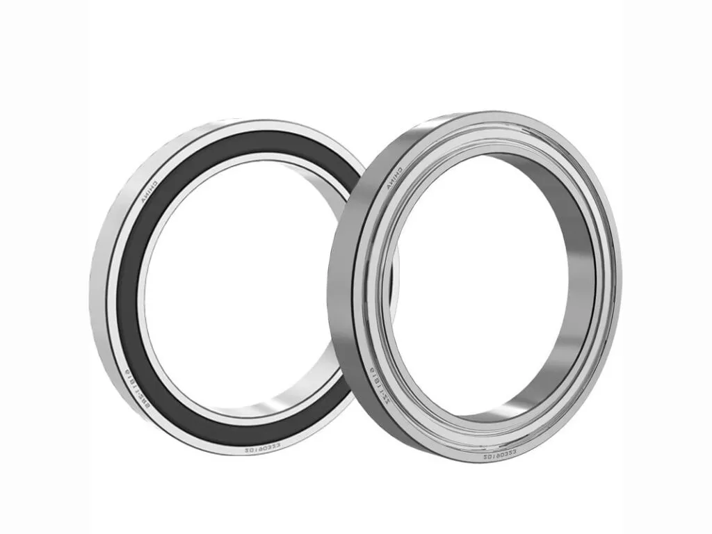 Vòng bi 6900, 6800 và 61700 loại mỏng: Vòng bi nắp cao su đen đặt cạnh vòng bi nắp sắt