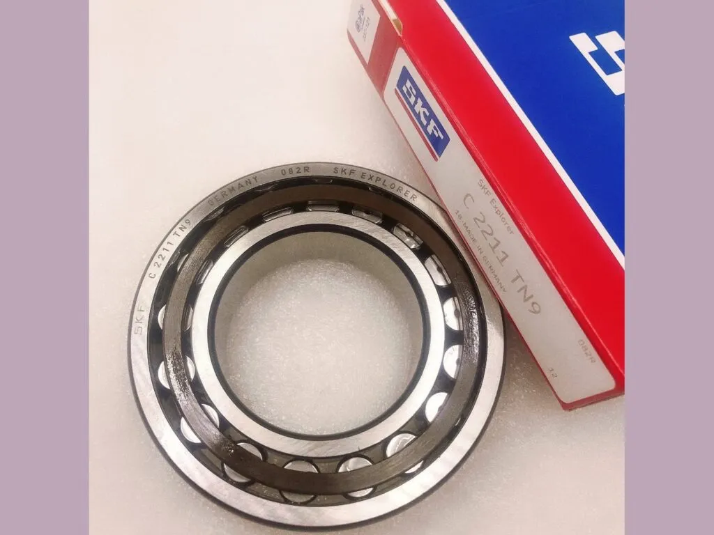 Vòng bi CARB: Vòng bi con lăn cạnh hộp SKF đỏ xanh, vòng cách nâu