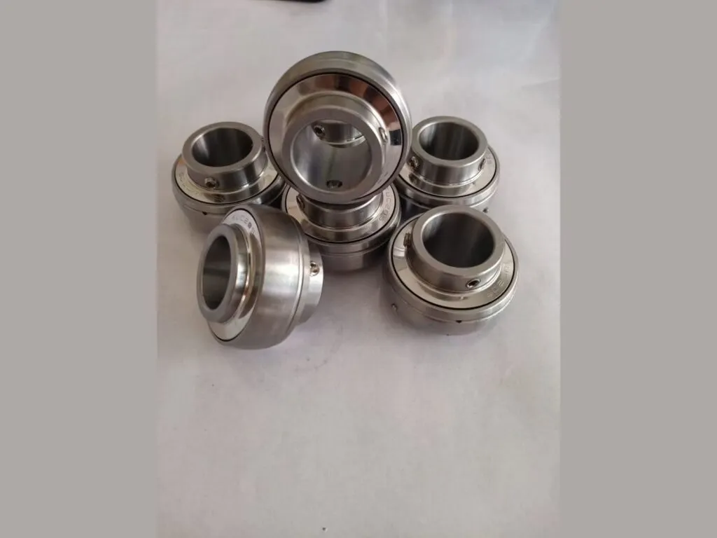 Vòng bi gối đỡ UC, YAR: Nhóm vòng bi UC inox bóng, chụp thực tế trên nền xám